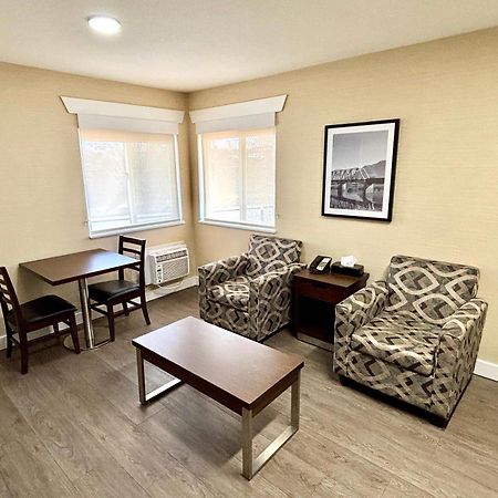 Rodeway Inn & Suites Kamloops Exterior photo