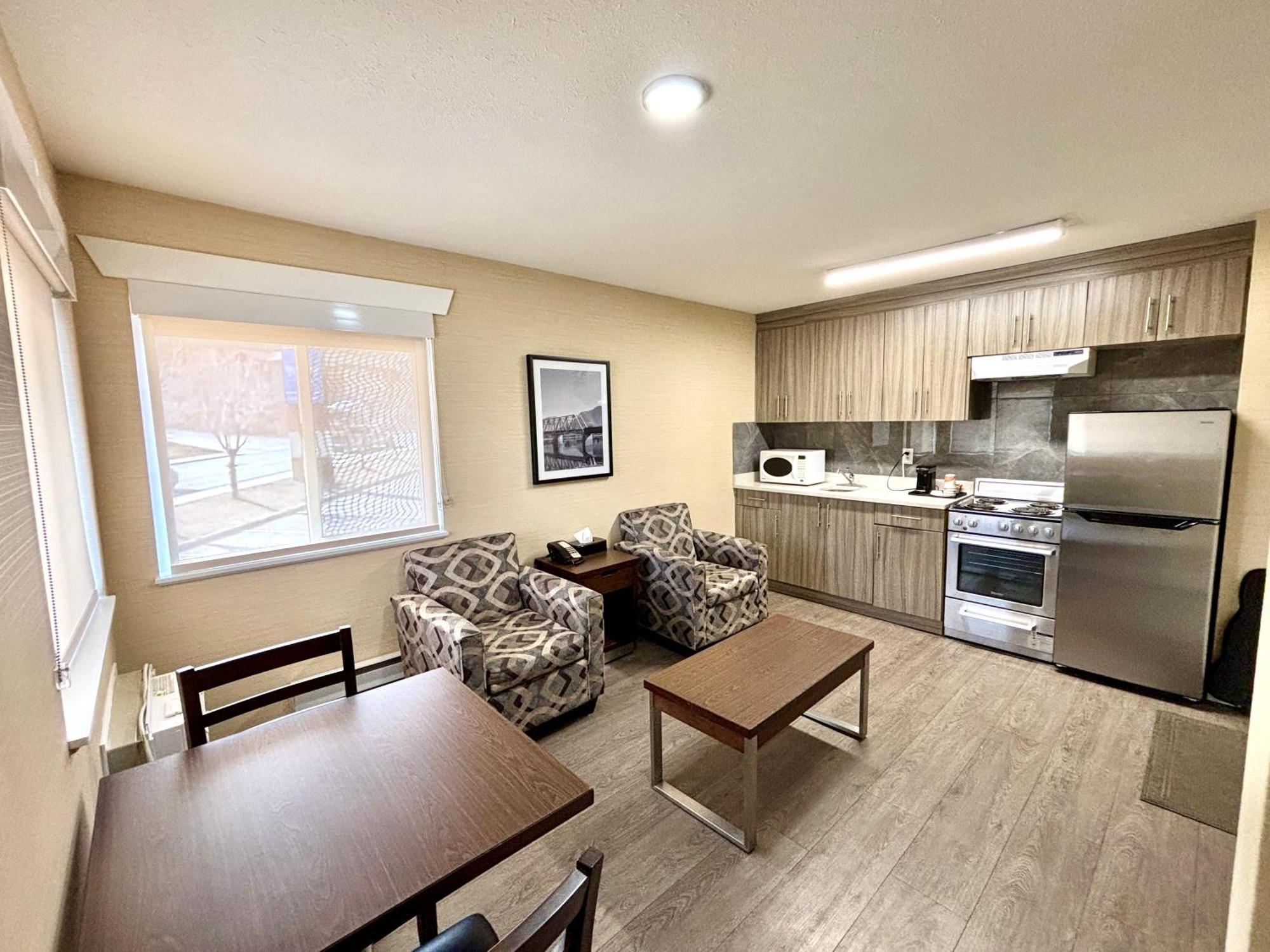 Rodeway Inn & Suites Kamloops Exterior photo