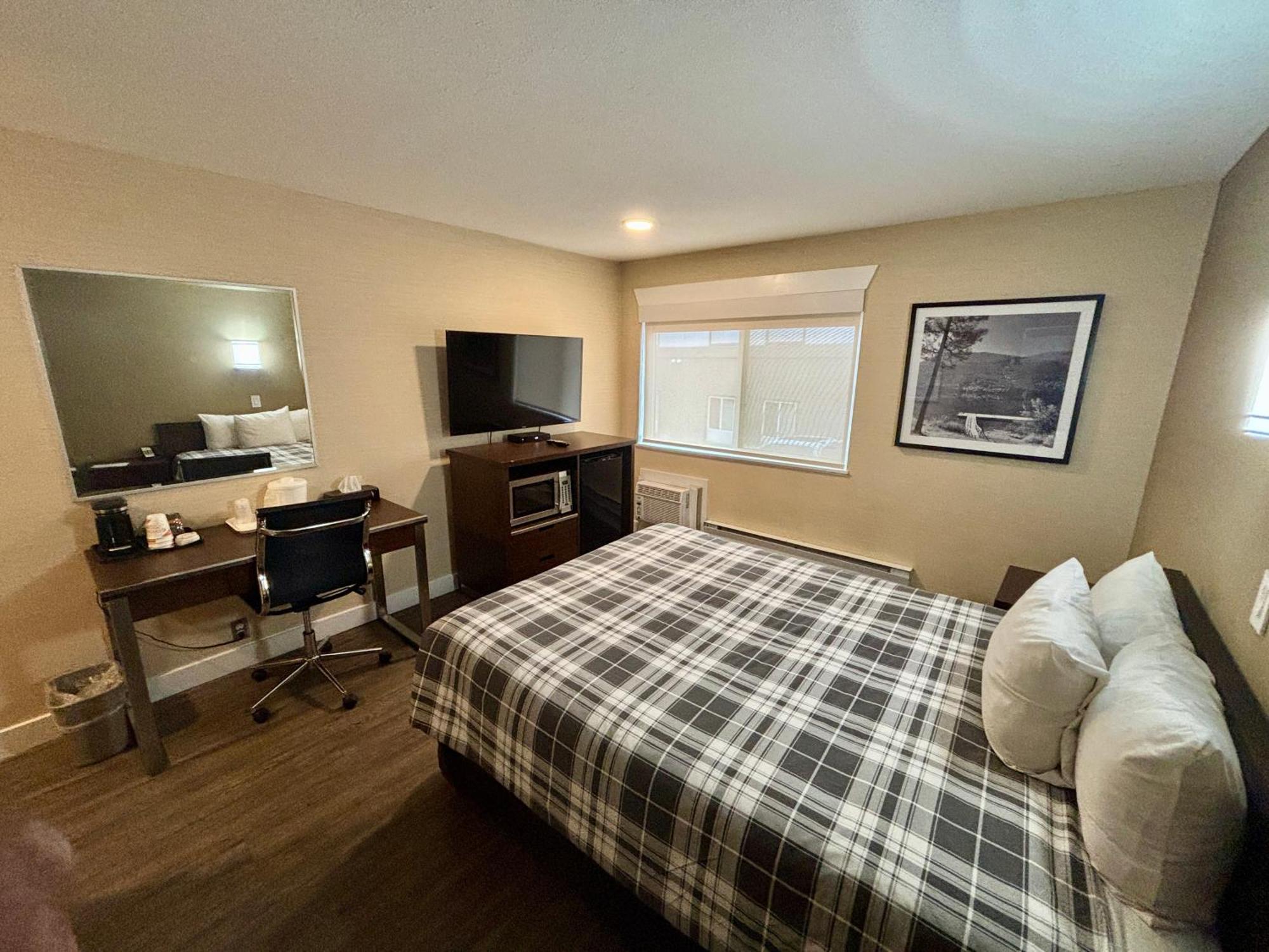 Rodeway Inn & Suites Kamloops Exterior photo