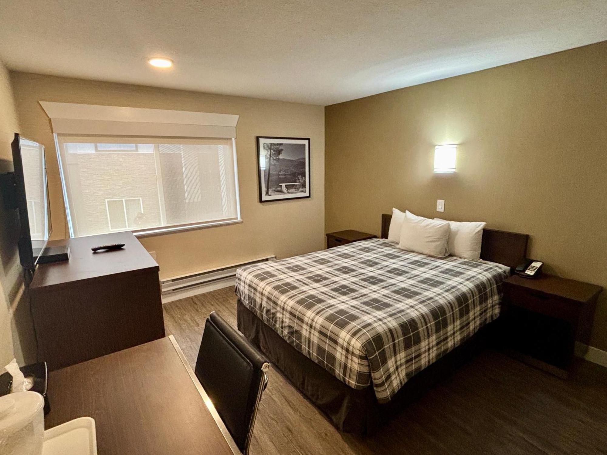 Rodeway Inn & Suites Kamloops Exterior photo