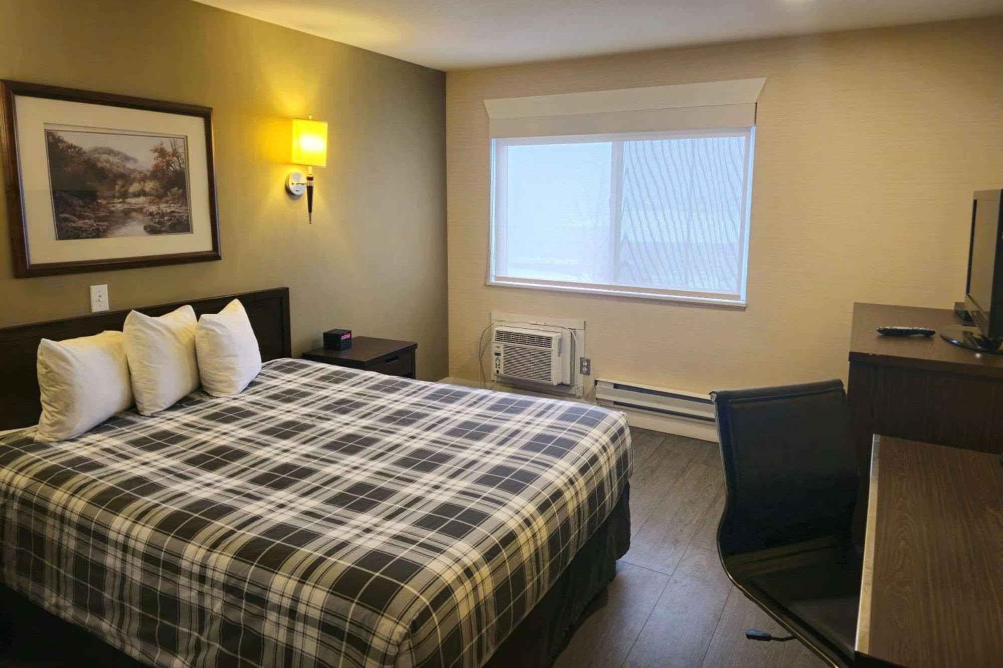 Rodeway Inn & Suites Kamloops Exterior photo
