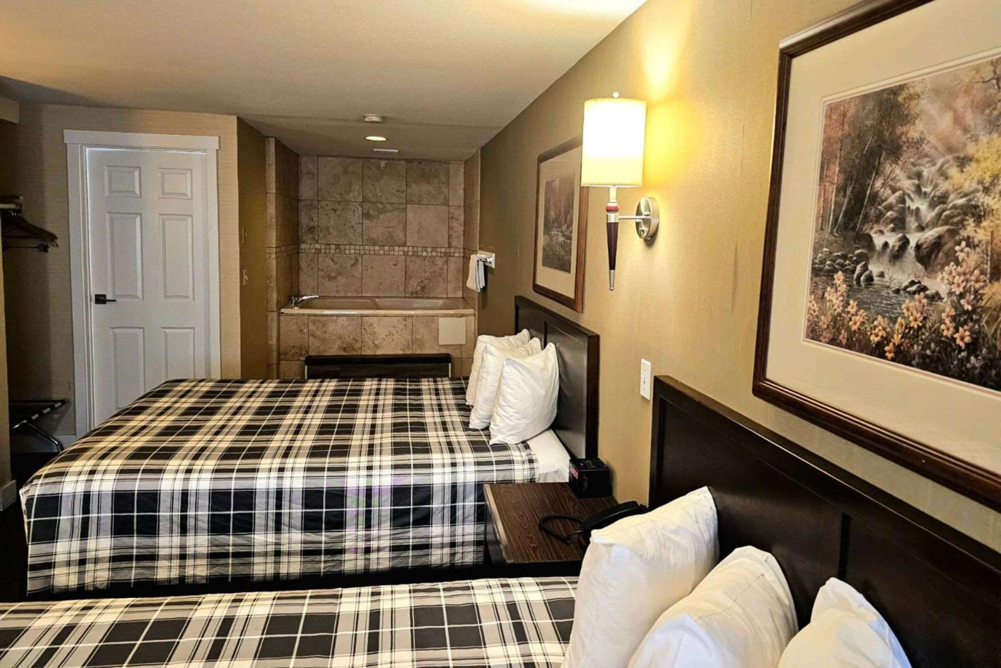 Rodeway Inn & Suites Kamloops Exterior photo