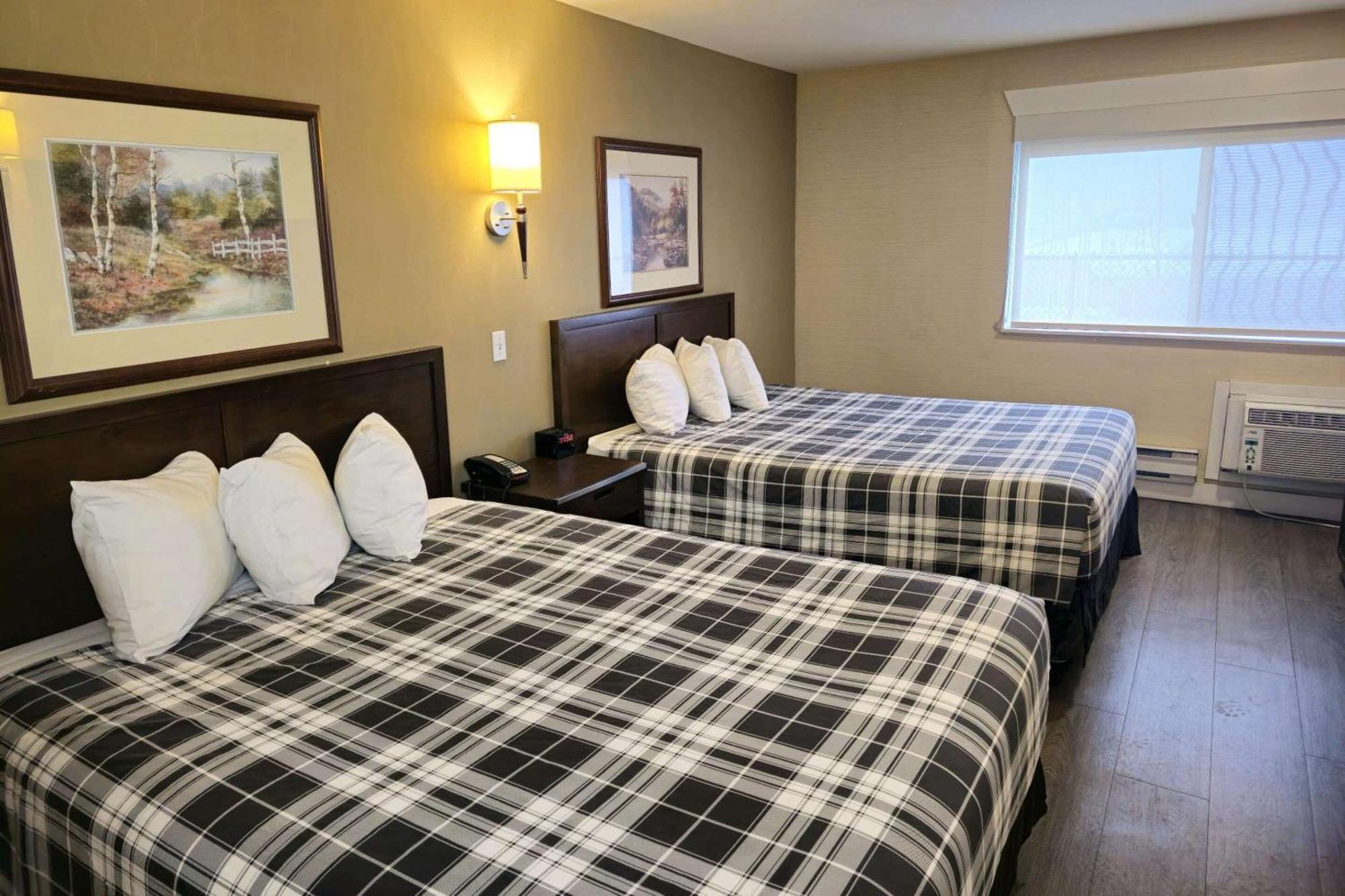 Rodeway Inn & Suites Kamloops Exterior photo