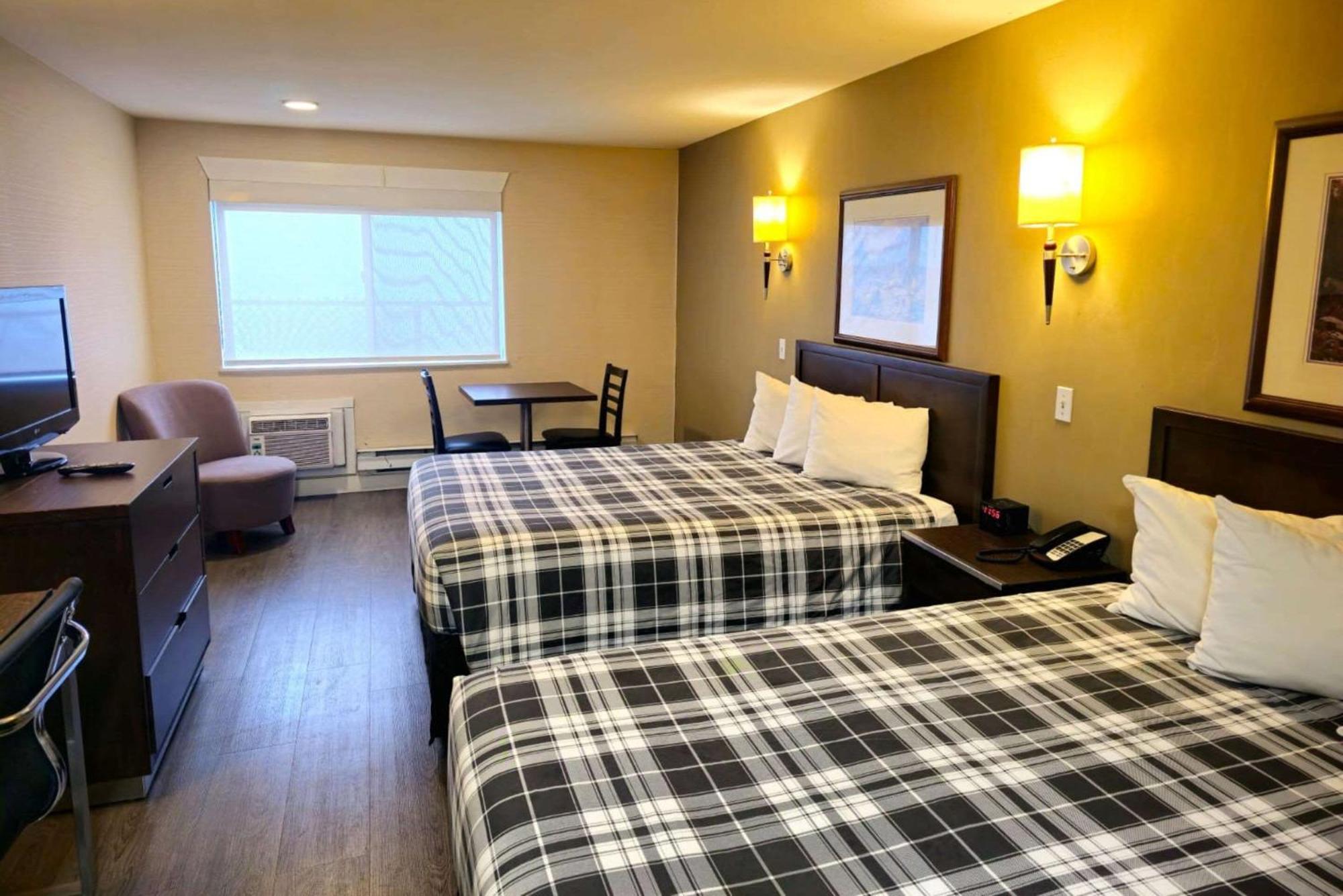 Rodeway Inn & Suites Kamloops Exterior photo