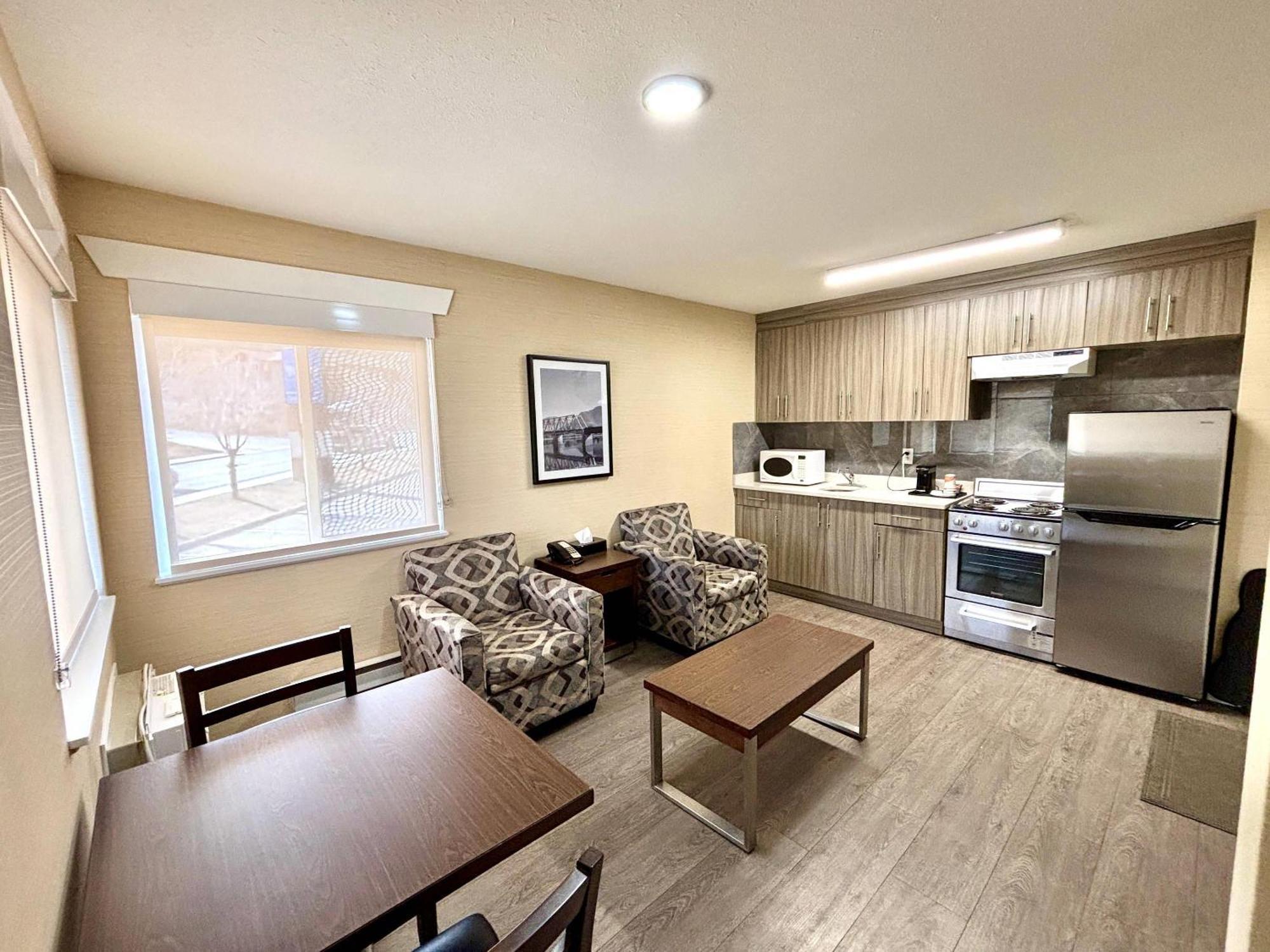 Rodeway Inn & Suites Kamloops Exterior photo